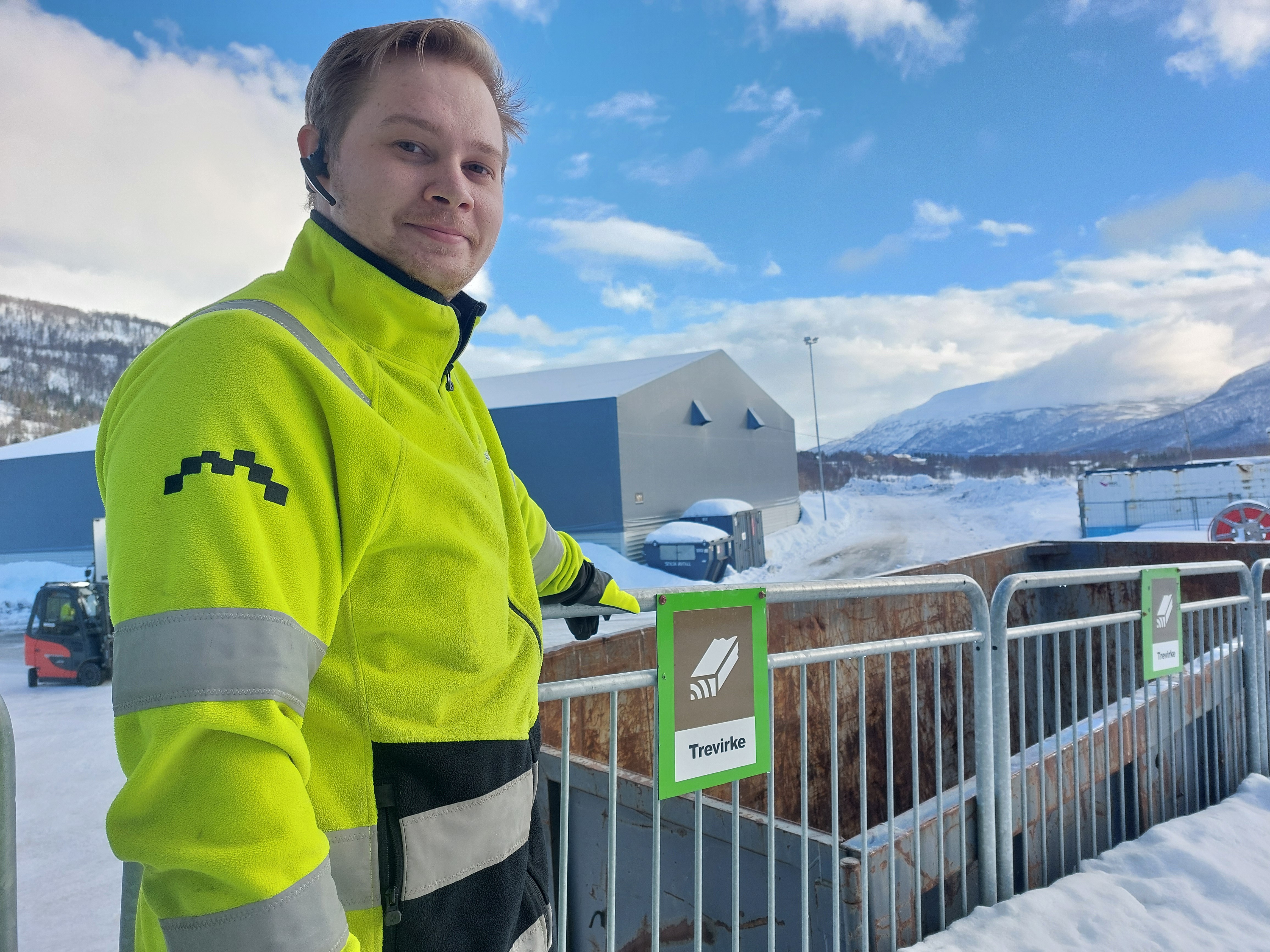 Person viser frem gjenvinningsstasjon . Foto