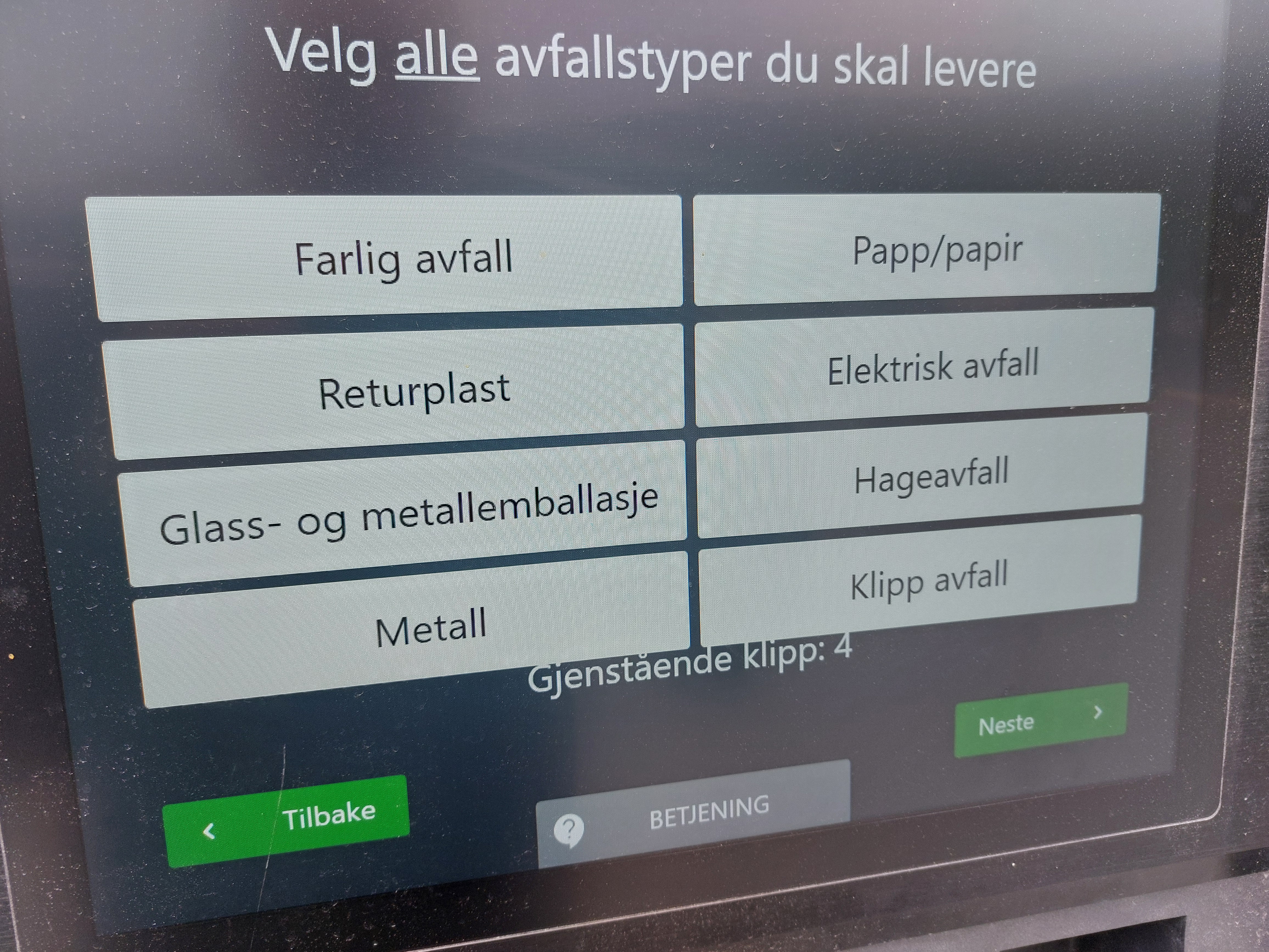 Tastevalg på terminal ved ankomst for private kunder til gjenvinningsstasjonene på Botnhågen og Buktamoen. Foto