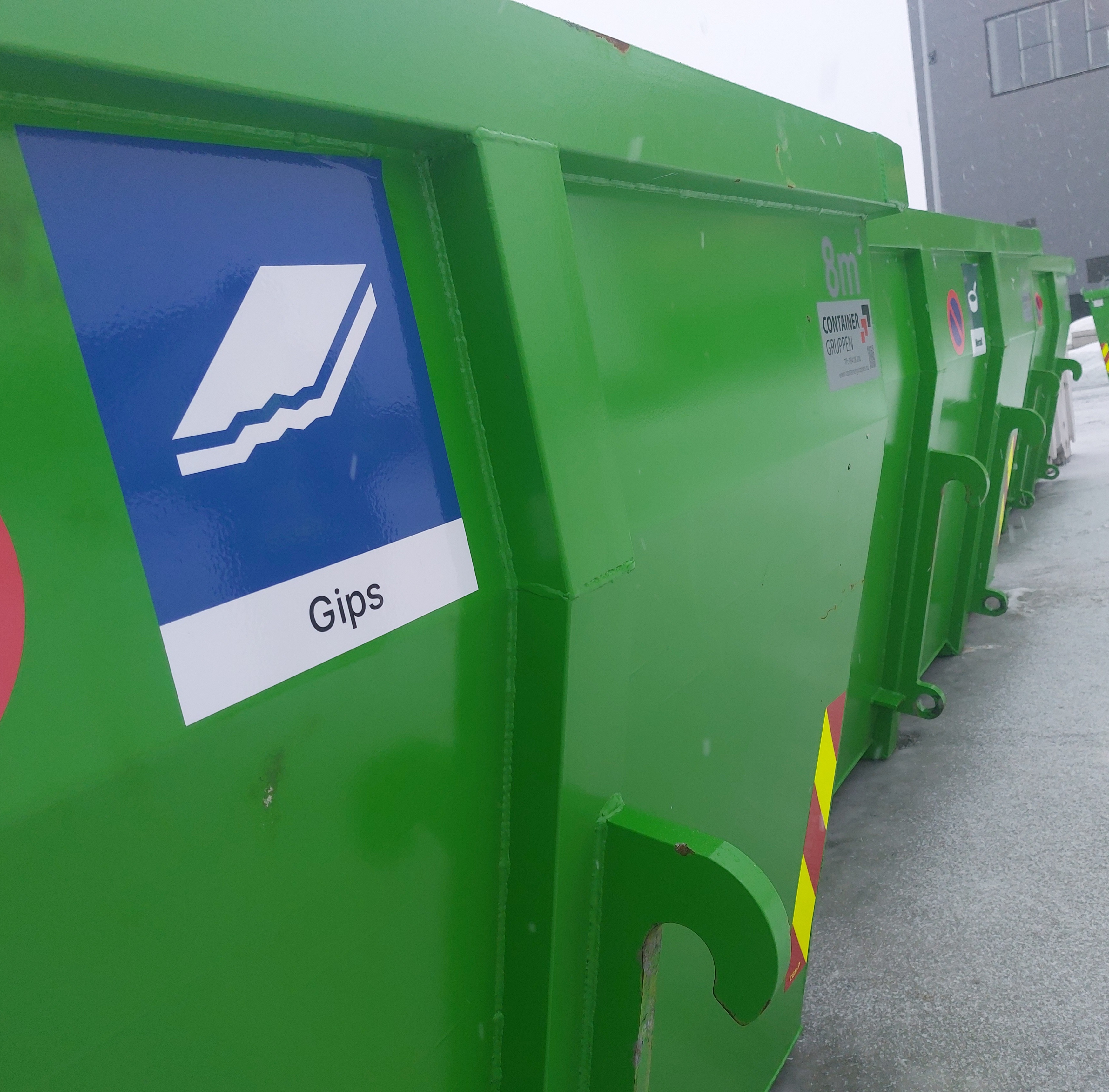 Konteinere på mottak for næringsavfall - Foto