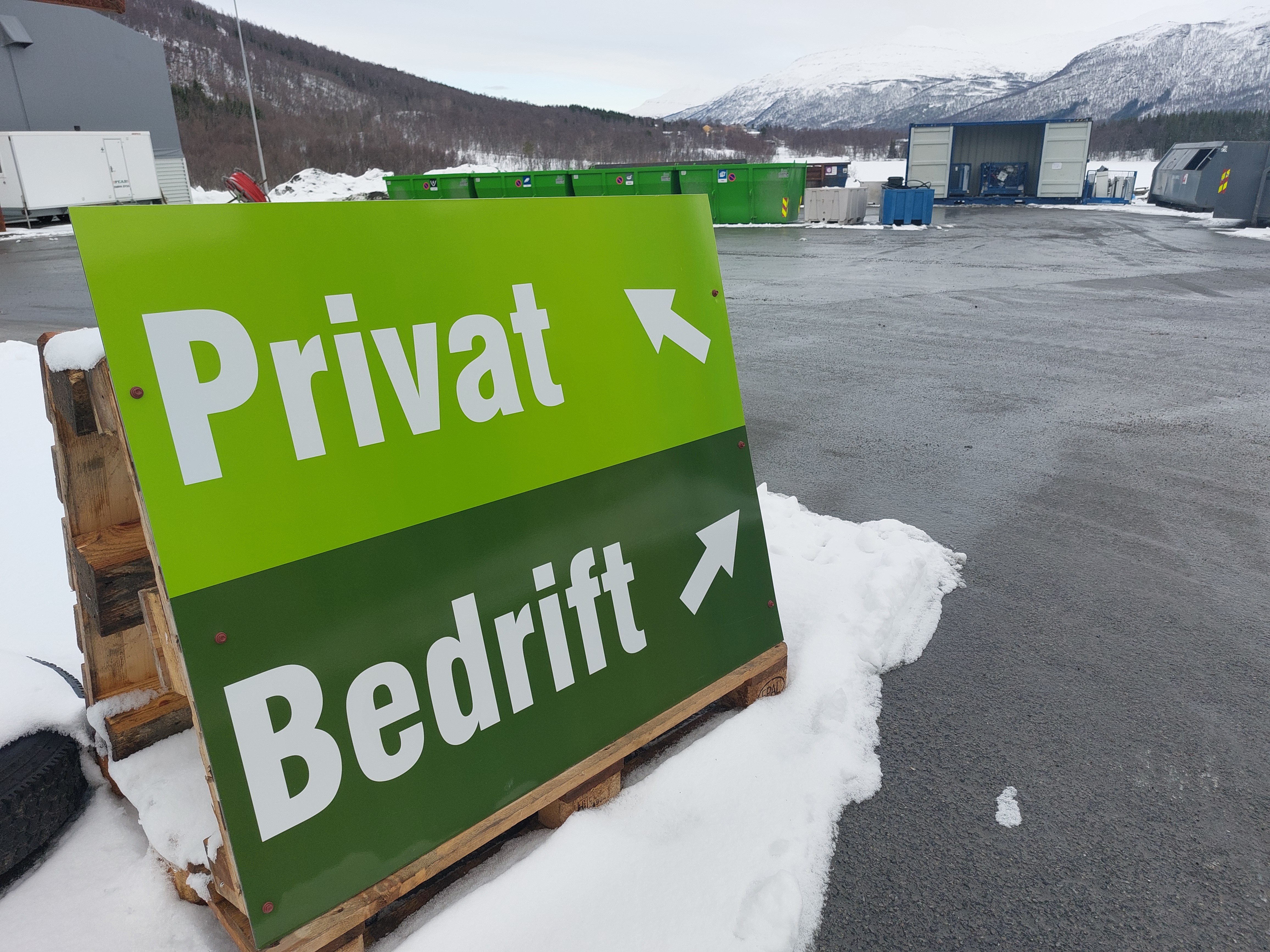 Konteinere på mottak for næringsavfall - Foto