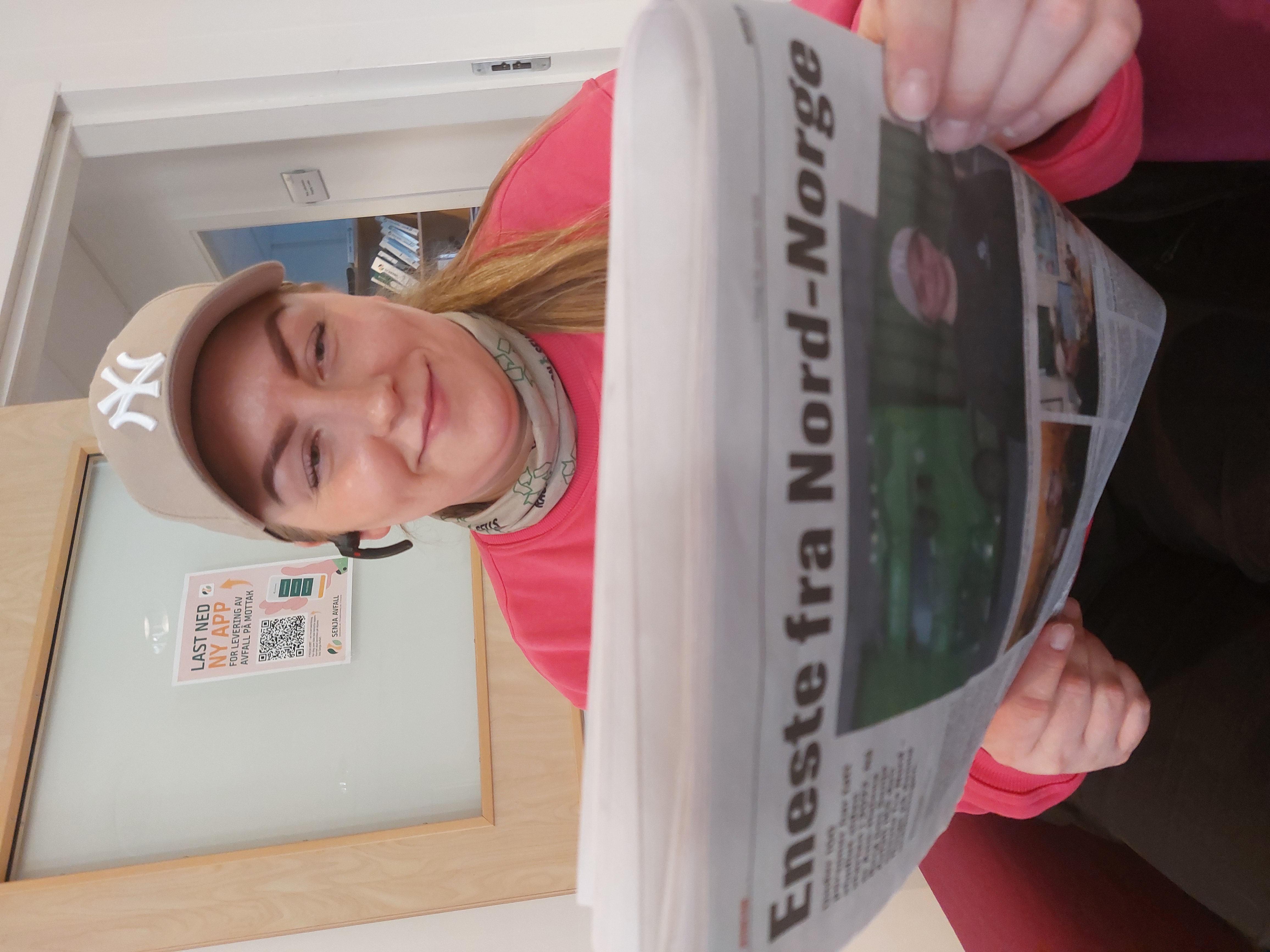 Medarbeider leser avis - foto