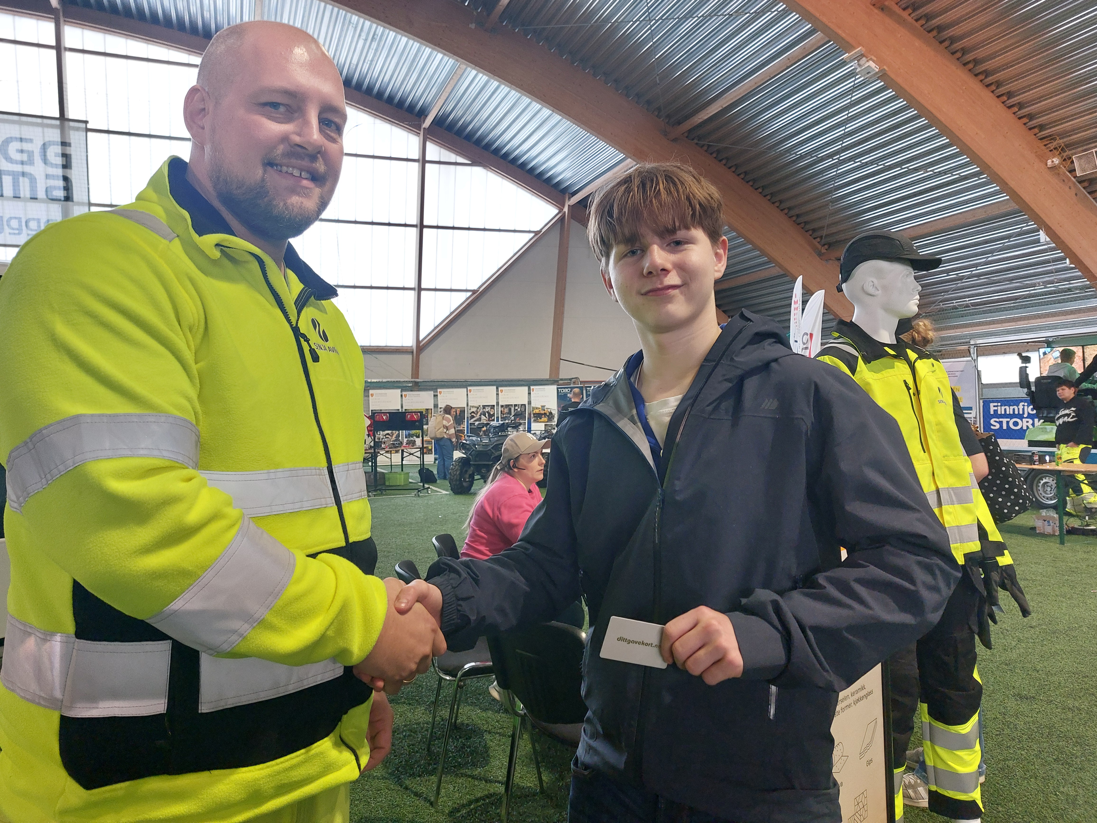 Sjåfør gratulerer vinner av gavekort - foto