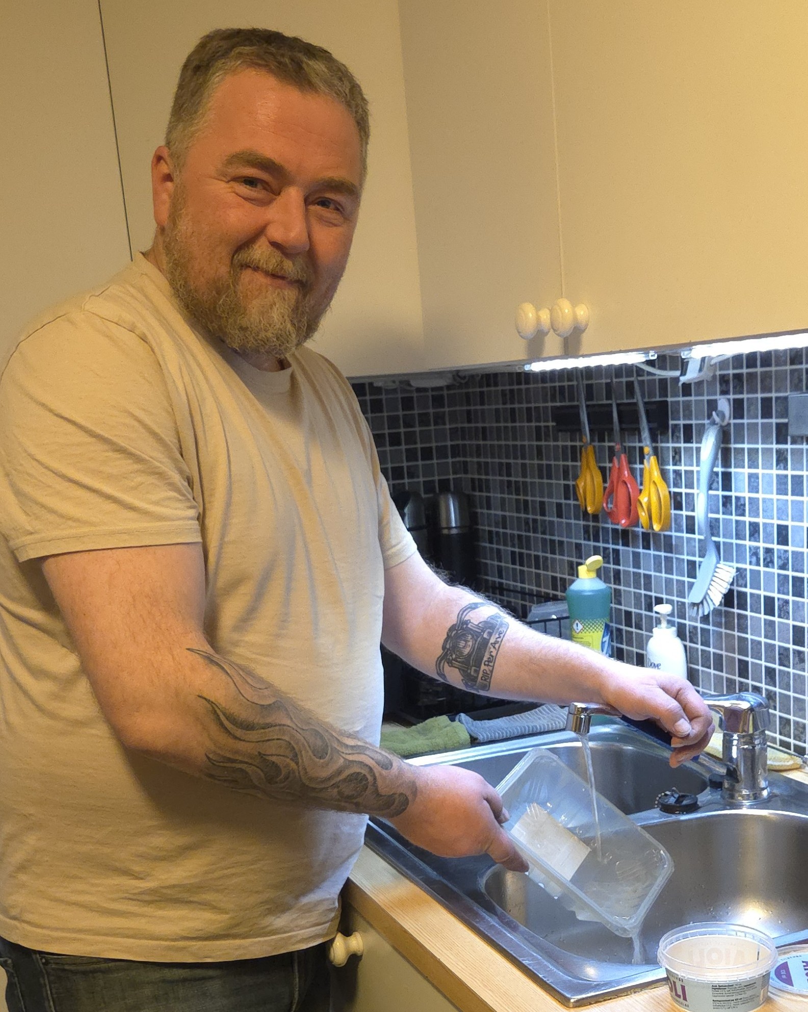 Alexander Kjosnes skyller plast for kildesortering